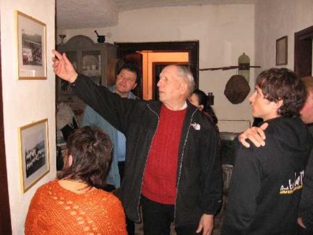 Na sliki so obiskovalci v Kebetovi hiši